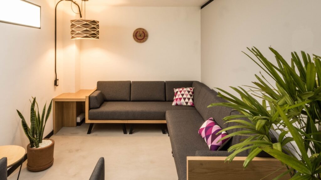 Consultorio Magenta, sala de terapia psicoanalítica en la sede Liverpool, Insight Psicología CDMX