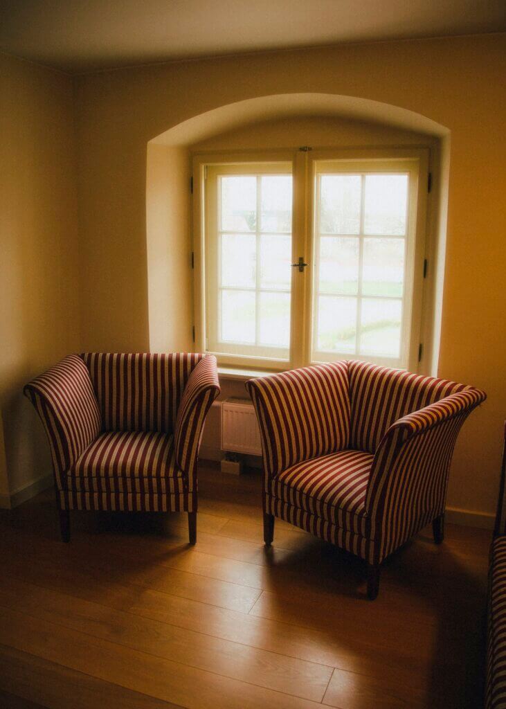 Dos sillones frente a frente junto a una ventana, imagen que evoca la psicoterapia psicoanalítica cara a cara