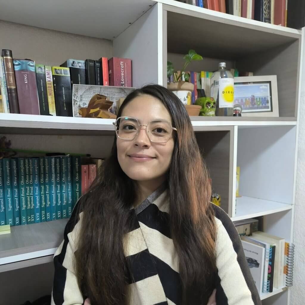 Giovanna Nieto, psicoterapeuta psicoanalítica de Insight, frente a un librero con las obras completas de Freud